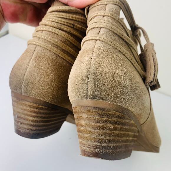 Vince Camuto Boots Size 7.5 Carlina Tassel Side Zip Ankle Bootie Beige Tan Suede - Picture 6 of 12